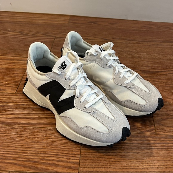 NWT New Balance 327 Women's Black and White Sneakers - Picture 6 of 9